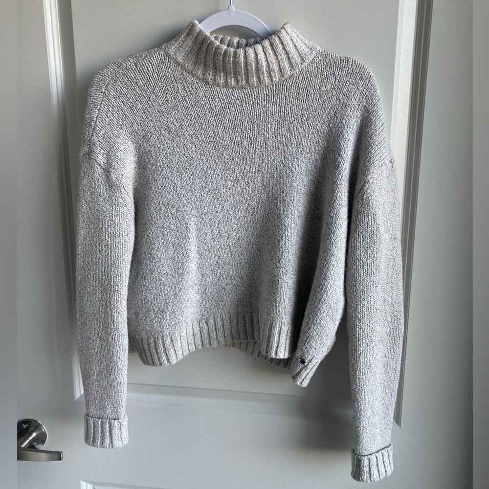American eagle size xs sweater. Tan/greyish turtle next cropped sweater